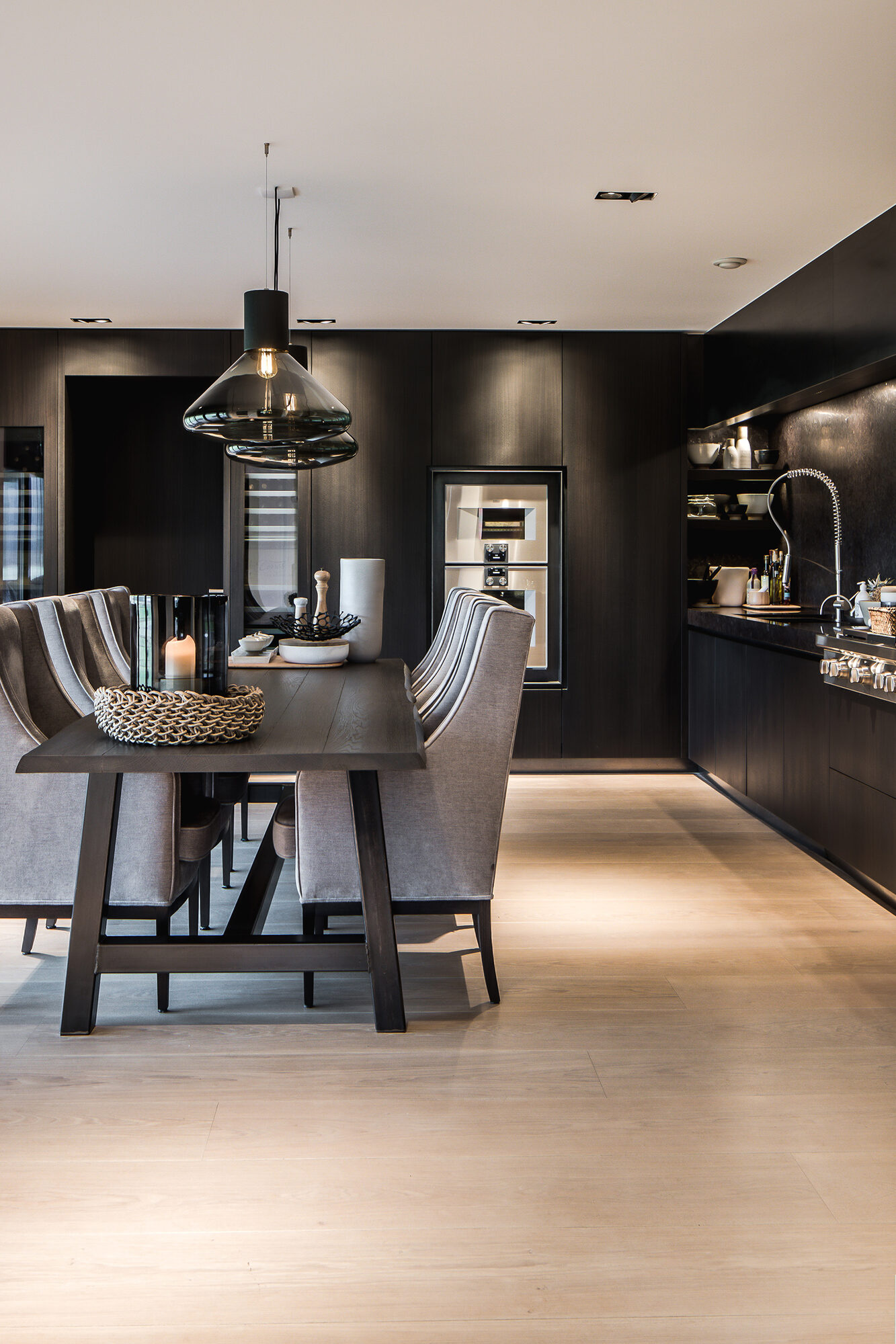 donkere keuken, luxe keuken, exclusieve keuken, culimaat, keuken inspiratie, keuken, lichte keuken