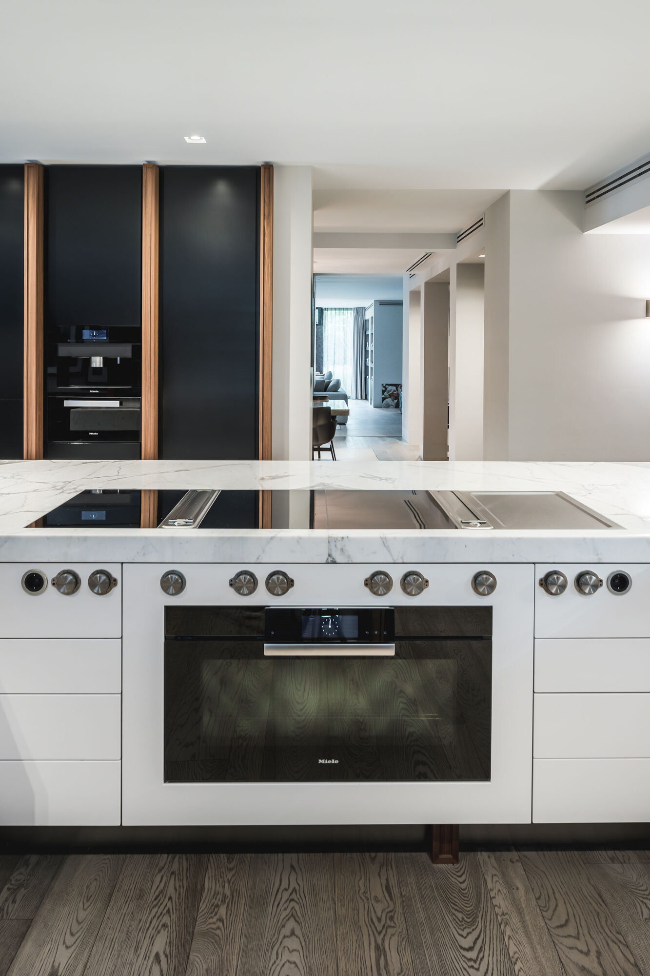 Luxe keuken, design keuken, exclusieve keuken, culimaat, marmer, houten keuken, marmer keukenblad, leefkeuken, luxe uitstraling,