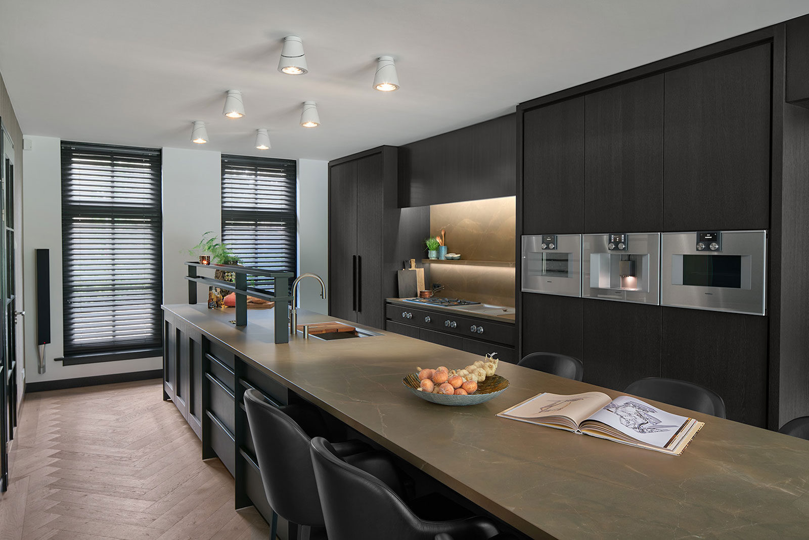 Luxe keuken, design keuken, exclusieve keuken, culimaat, marmer, houten keuken, marmer keukenblad, leefkeuken, luxe uitstraling,