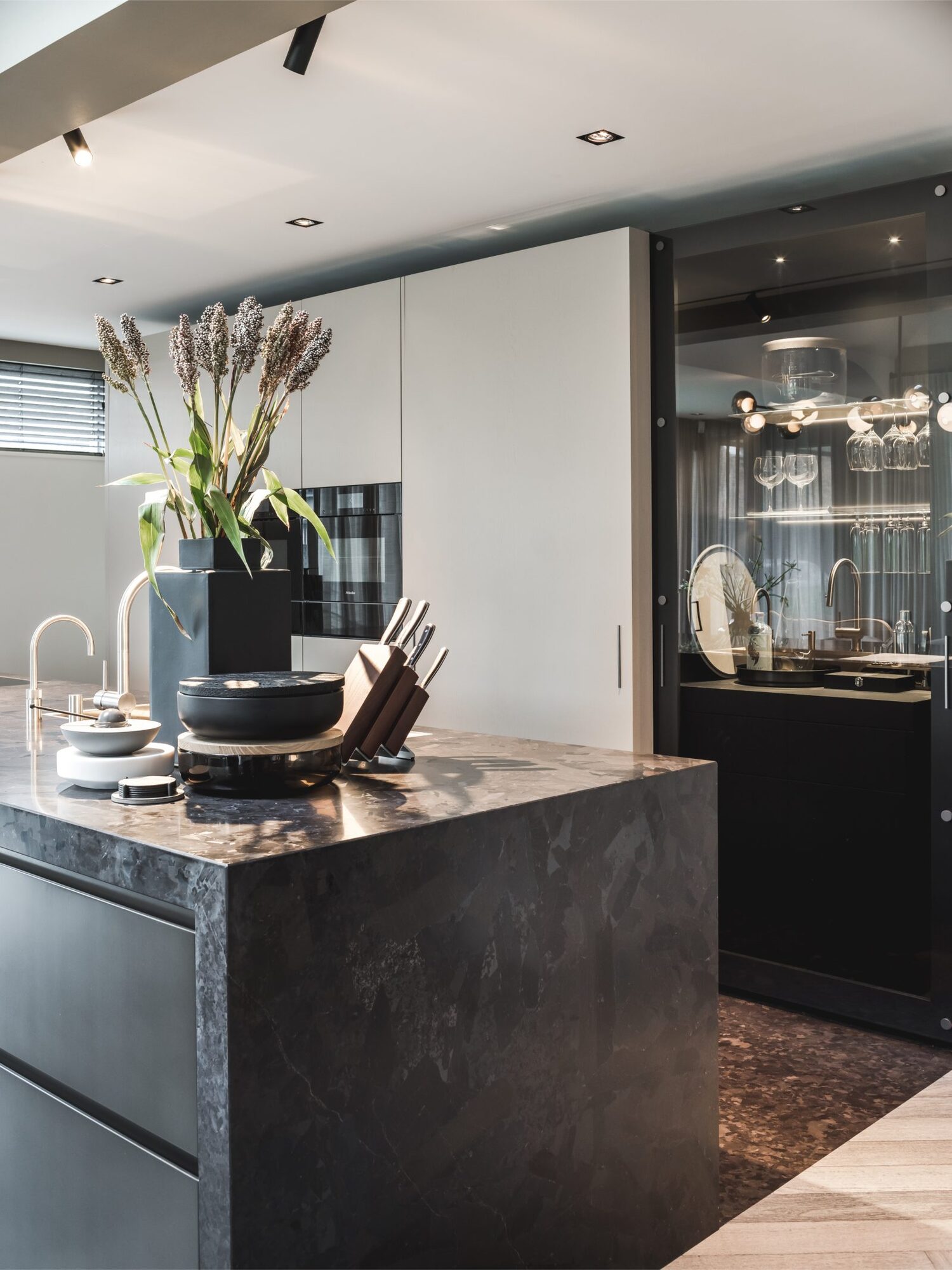 Keuken design, high end keuken, interieurdesign, hongaarse punt vloer, walnoothout, luxe keuken, Culimaat