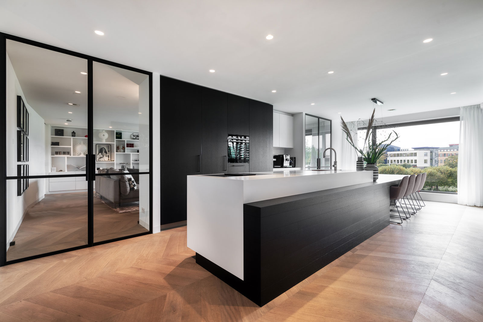 zwarte witte keuken, luxe keuken, donkere keuken, lichte keuken, zwarte keuken, zwart wit kleuren, culimaat, keukeninspiratie, keuken