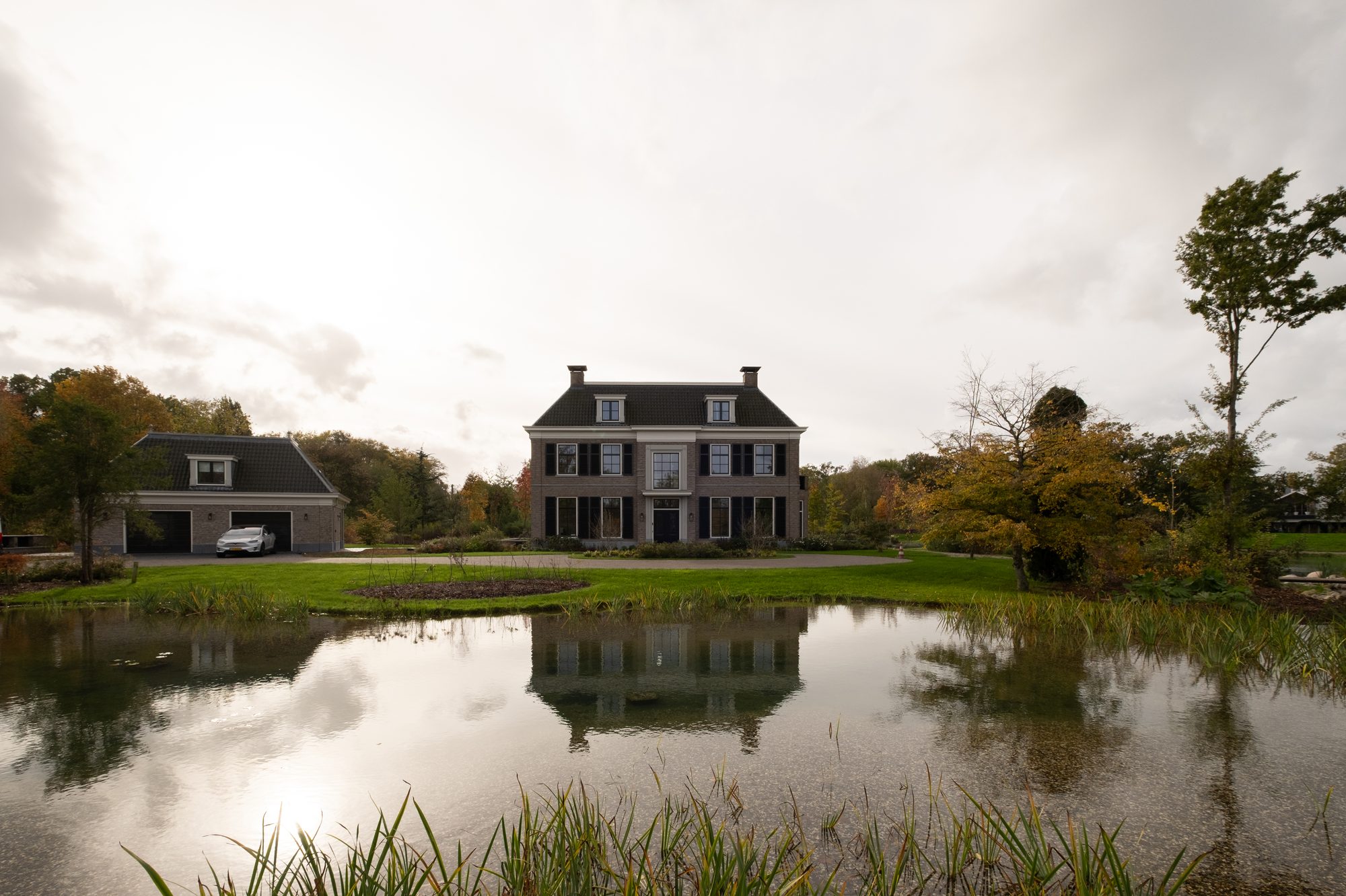 Modern landgoed met zwemvijver in het avondlicht