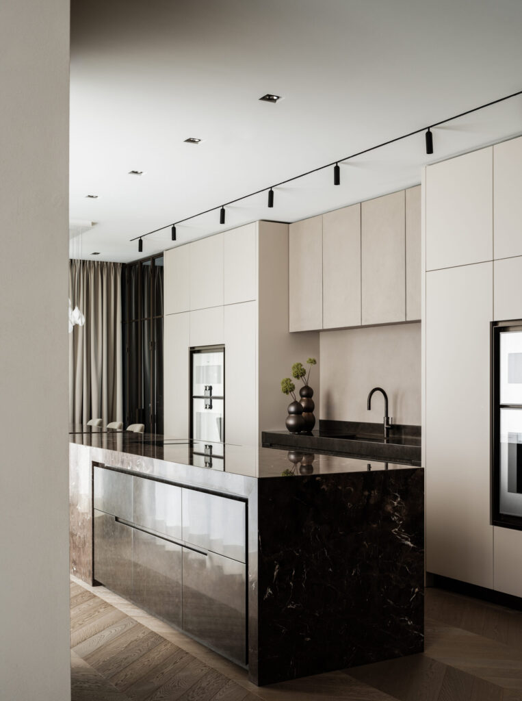 Keuken van Culimaat met Gaggenau apparatuur, lichte kastenwand en donker marmeren kookeiland
