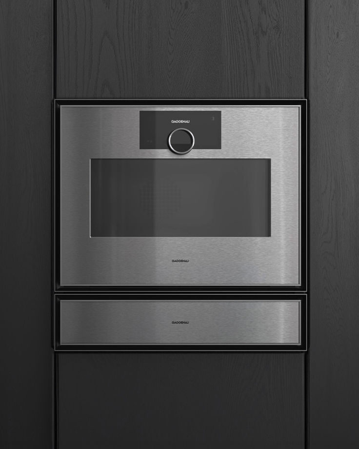 Gaggenau oven ingebouwd in een kastenwand van donker hout