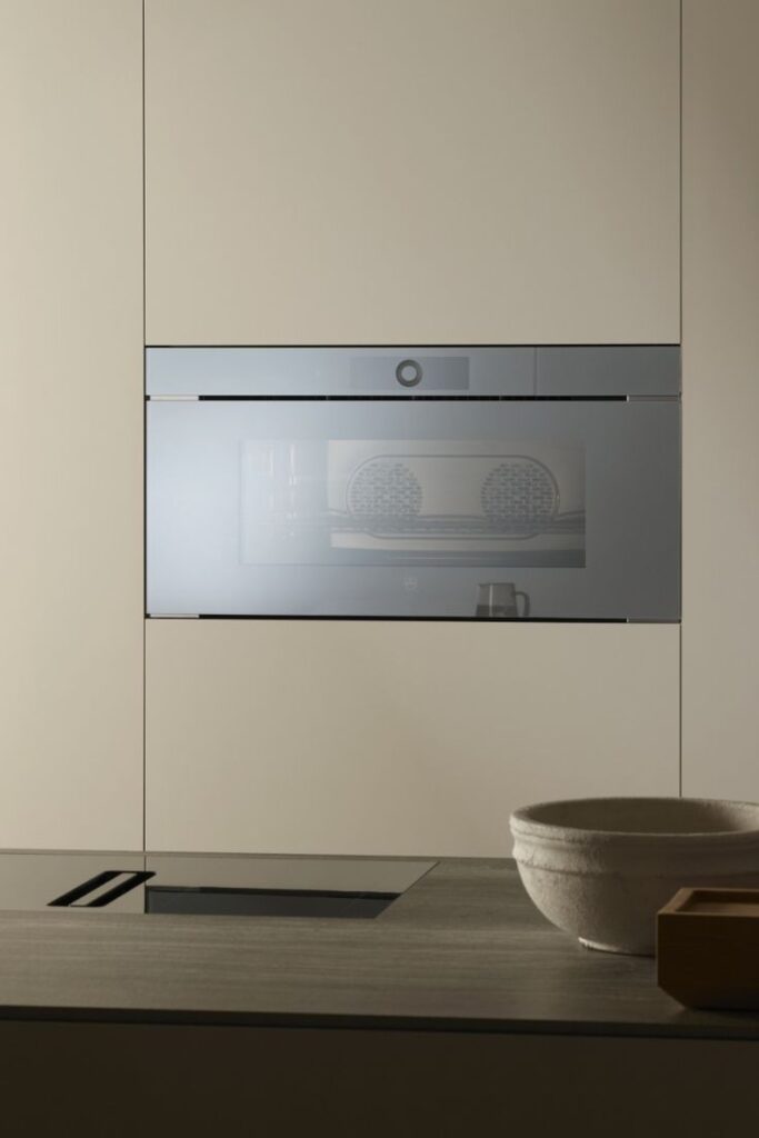 V-ZUG oven en inductiekookplaat in een lichte keuken