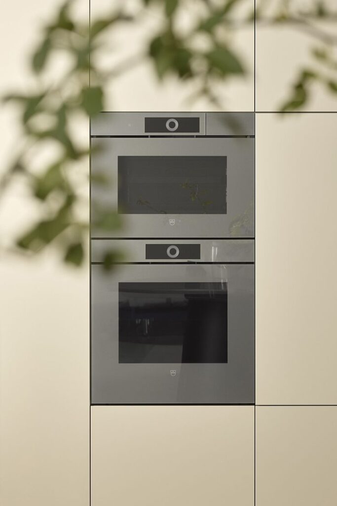 Twee V-ZUG ovens boven elkaar in een lichte kastenwand