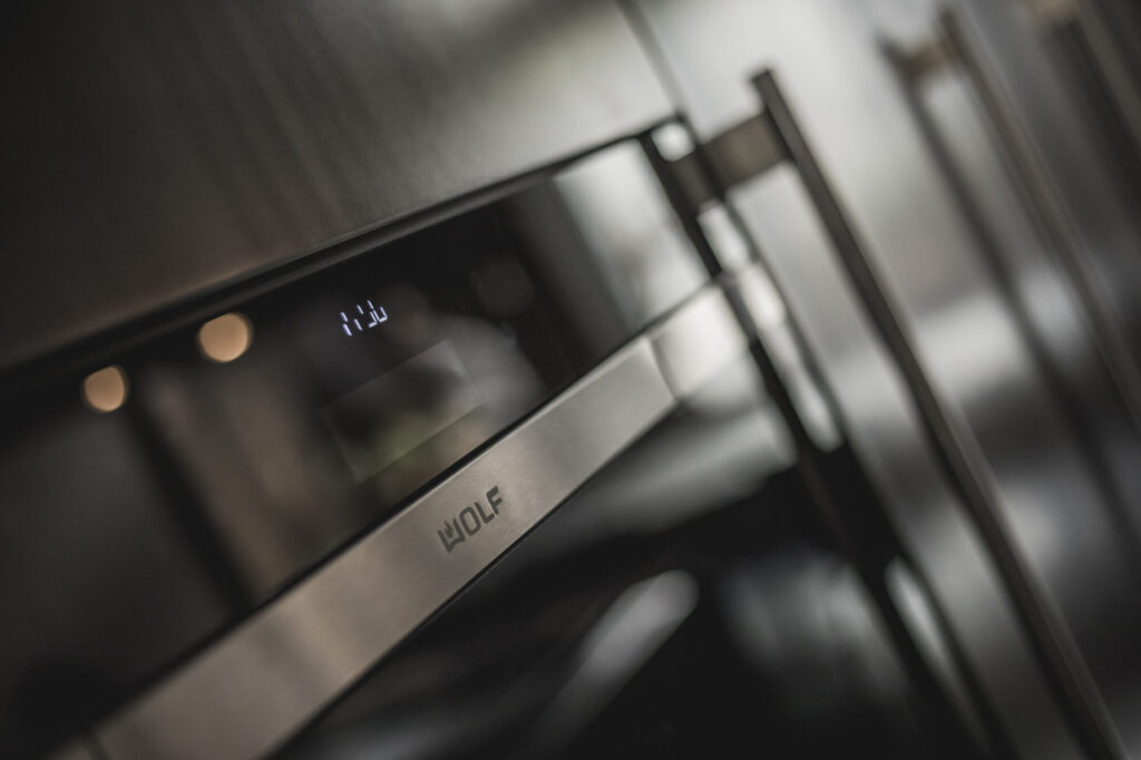 Detail van een Wolf oven in roestvrij staal